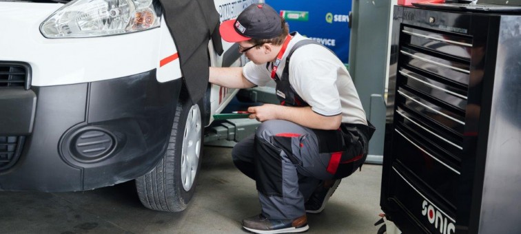 YOUNG CAR MECHANIC 2021
